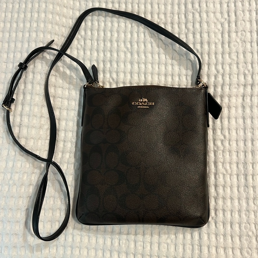 🛍️ Coach Crossbody Bag